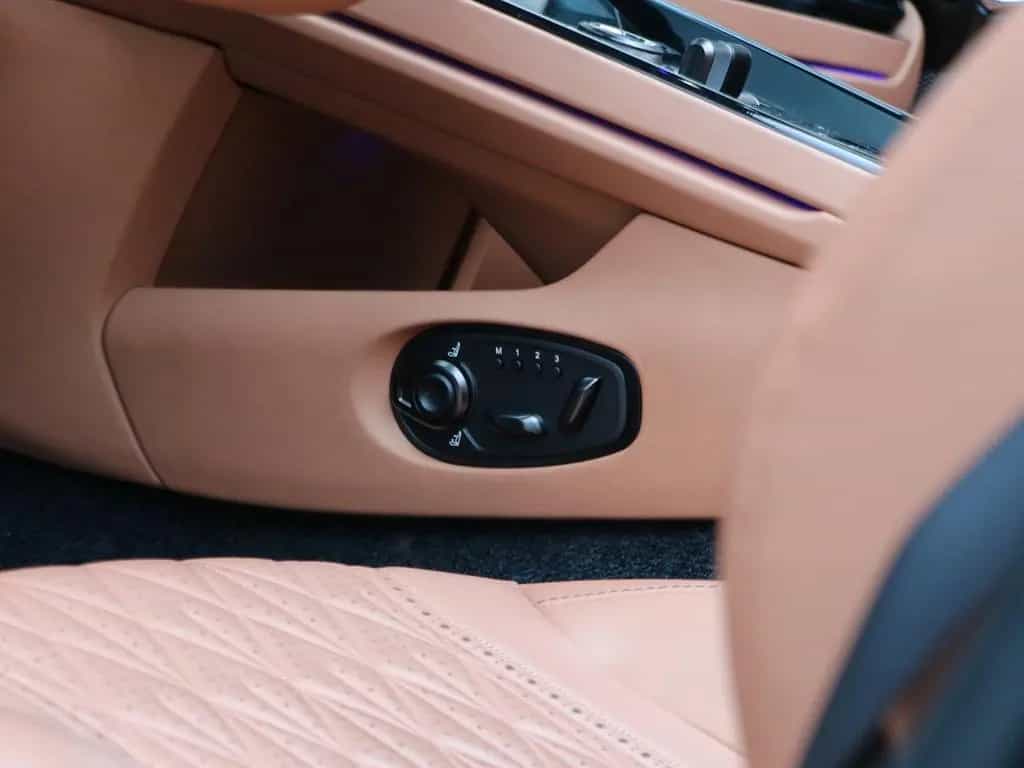 Aston Martin DB12 4.0 V8 Volante 04/2025-photo-30