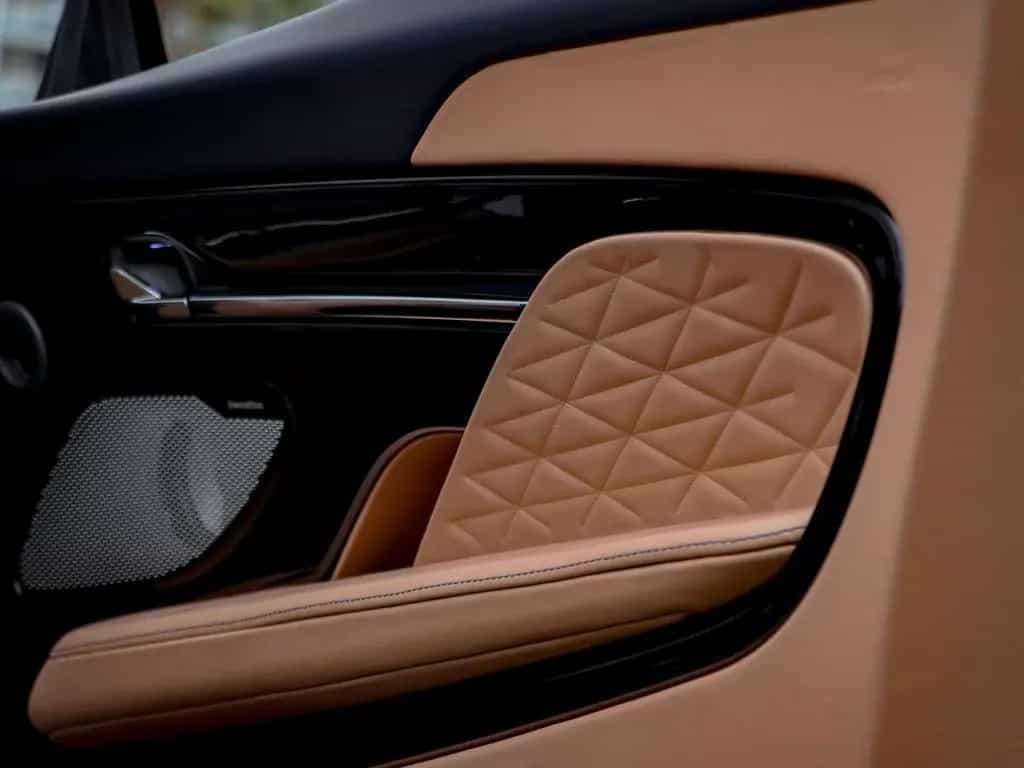 Aston Martin DB12 4.0 V8 Volante 04/2025-photo-32