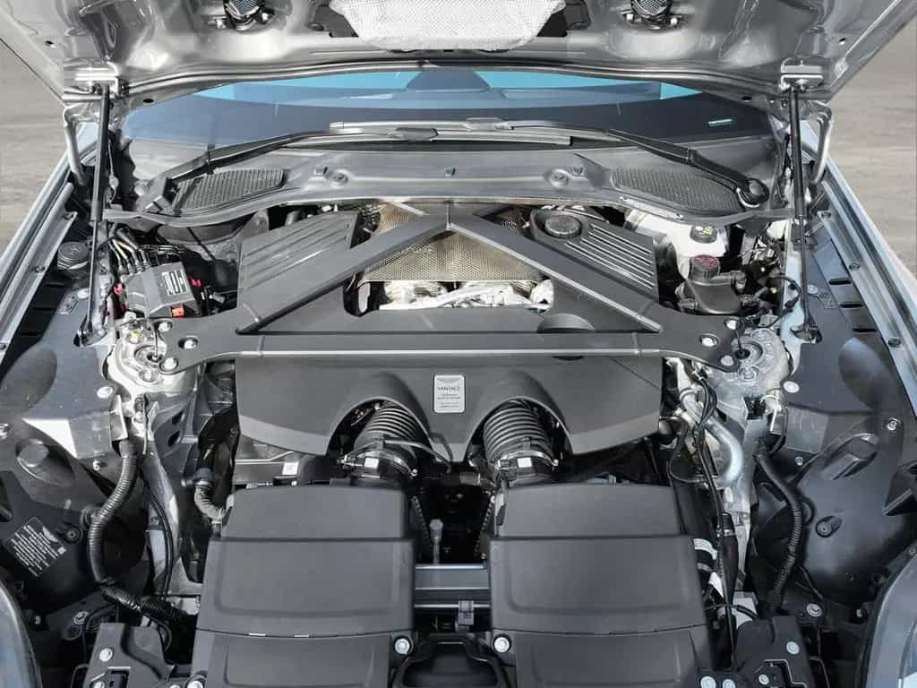 Aston Martin V8 Vantage Vantage Aluminite Silver / Sage Green null-photo-15