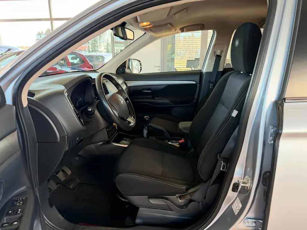 Mitsubishi Outlander Edition 100 2.0 MIVEC ClearTec 2WD 5-G 06/2018-photo-2