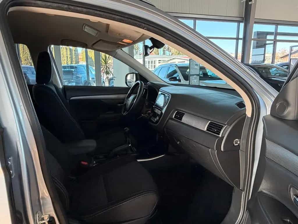 Mitsubishi Outlander Edition 100 2.0 MIVEC ClearTec 2WD 5-G 06/2018-photo-9