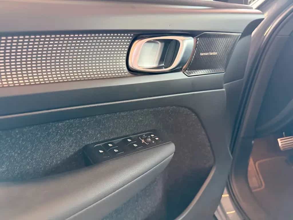 Volvo XC40 XC 40 T4 2WD R-Design LED NAVI TWA RFK WINTERP. 06/2020-photo-11