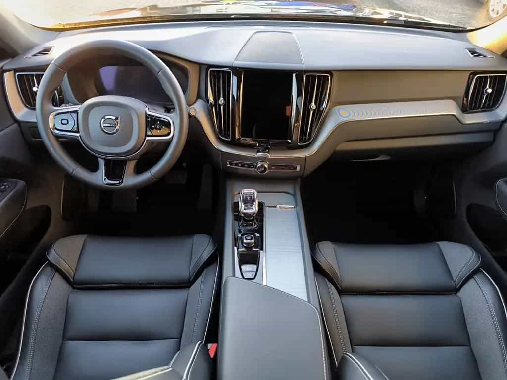 Volvo XC60 B4 Benzin Aut. Plus Dark/360°/Pano/Standhzg 01/2023-photo-11