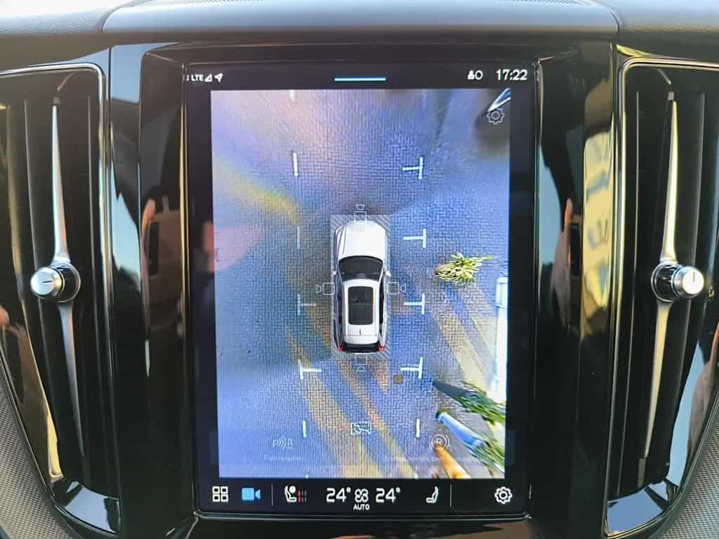 Volvo XC60 B4 Benzin Aut. Plus Dark/360°/Pano/Standhzg 01/2023-photo-17