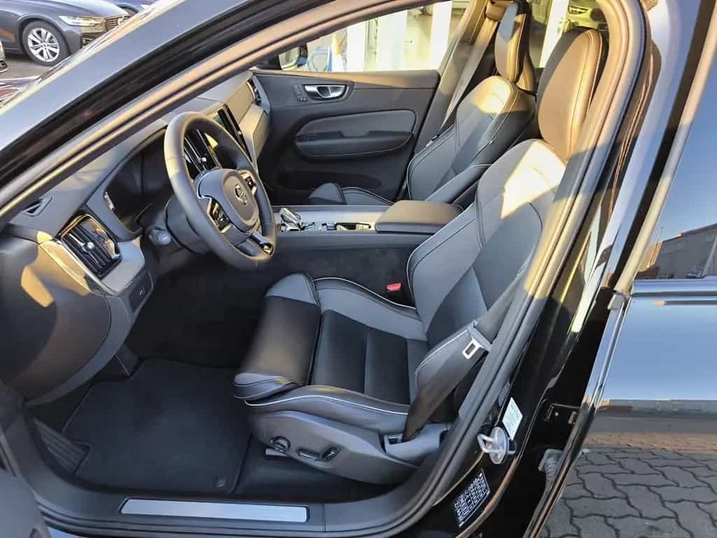 Volvo XC60 B4 Benzin Aut. Plus Dark/360°/Pano/Standhzg 01/2023-photo-7