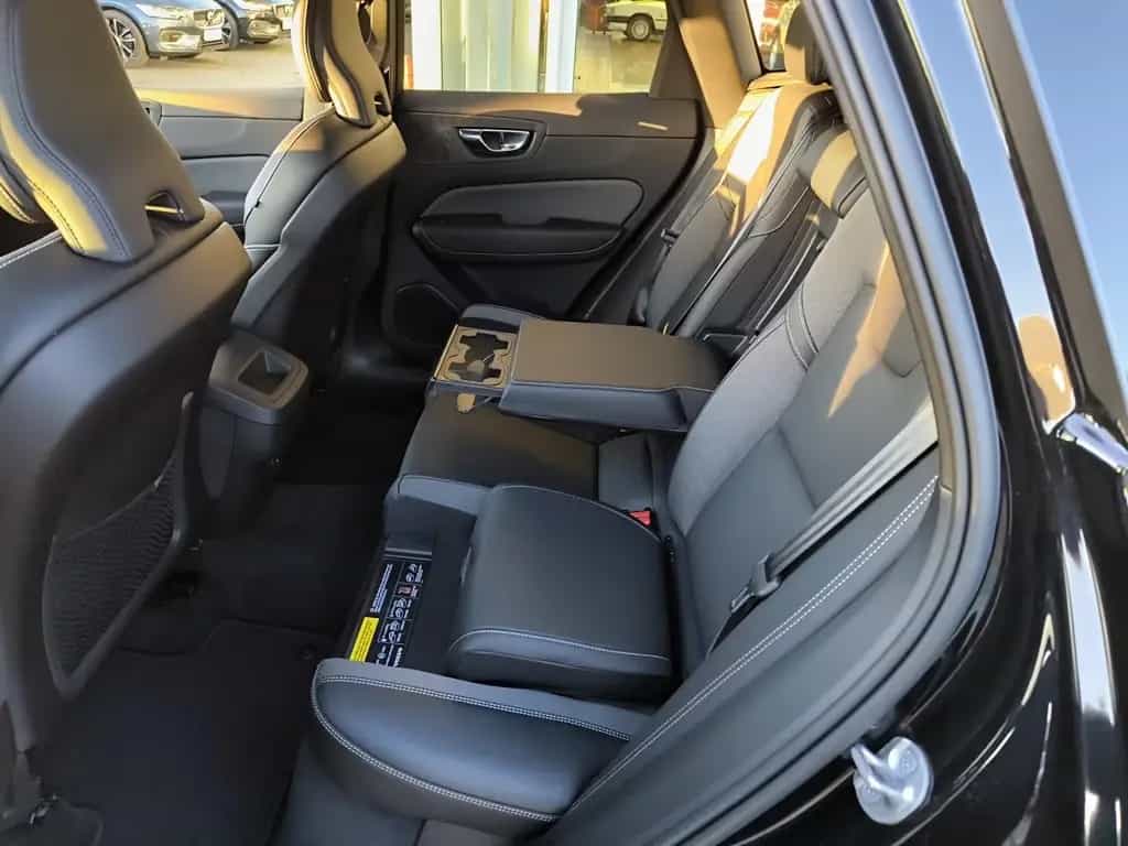 Volvo XC60 B4 Benzin Aut. Plus Dark/360°/Pano/Standhzg 01/2023-photo-8
