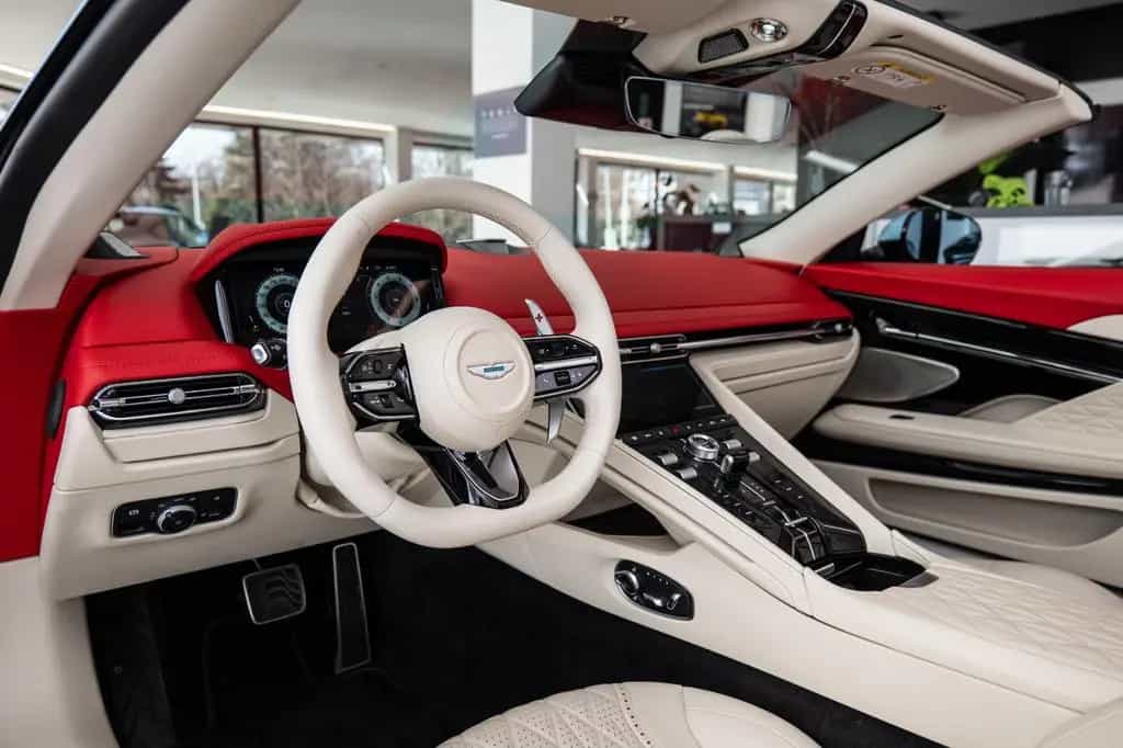 Aston Martin DB12 Volante 07/2024-photo-4
