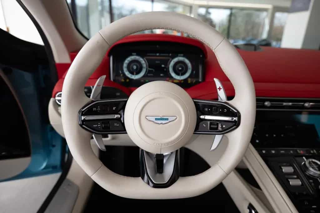 Aston Martin DB12 Volante 07/2024-photo-5