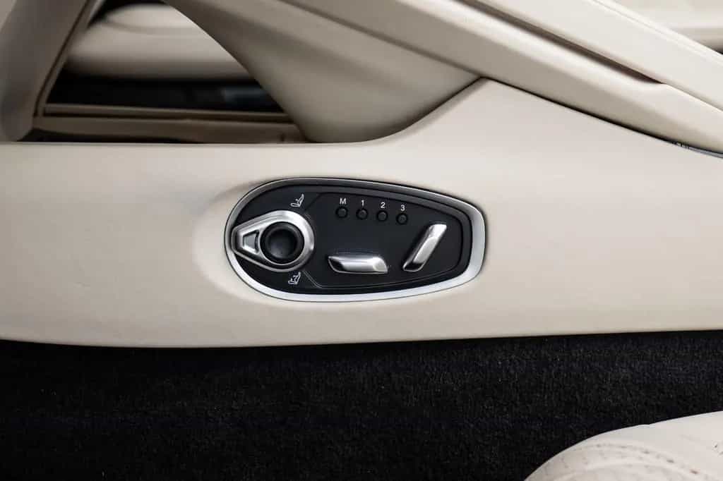 Aston Martin DB12 Volante 07/2024-photo-8