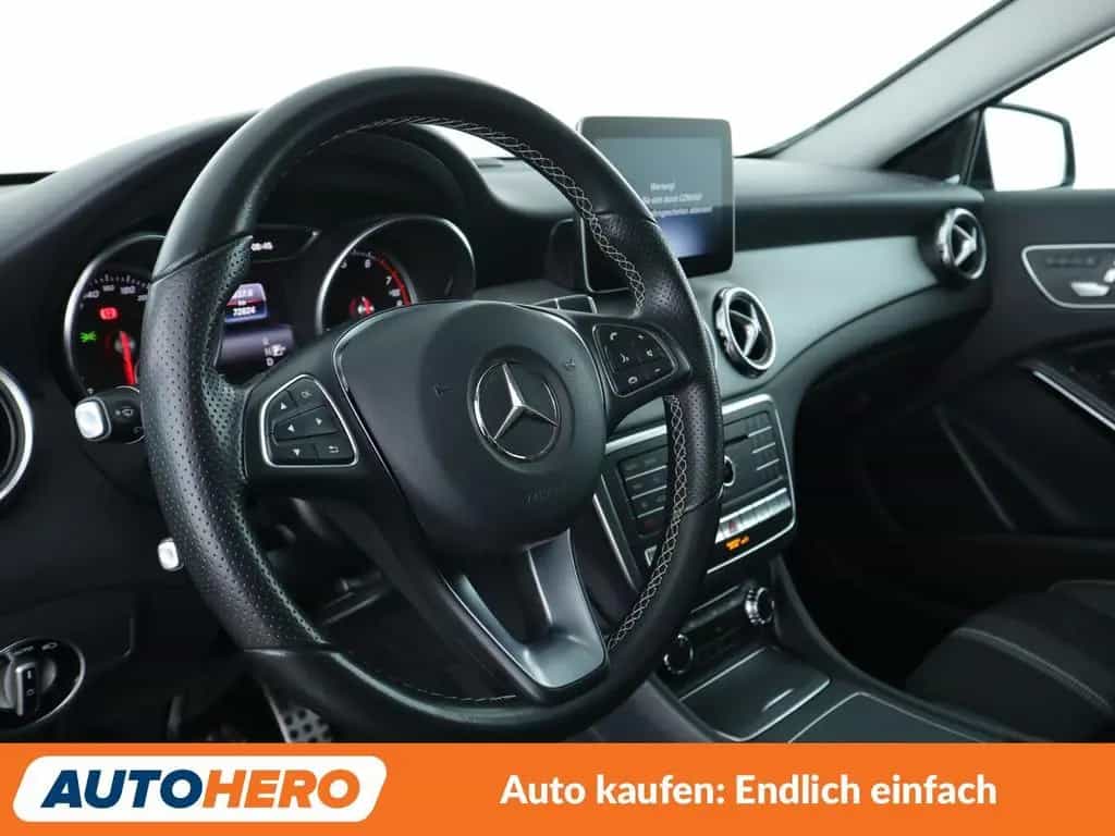 Mercedes-Benz GLA-Class 220 4Matic Urban Aut.*LED*NAVI*TEMPO*PDC*SHZ 12/2017-photo-10