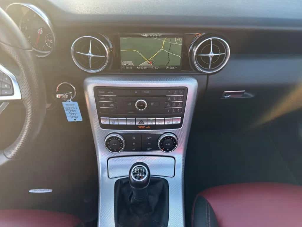 Mercedes-Benz SLC 180 Roadster|NAVI|LED|Panorama|Airscarf 01/2018-photo-15