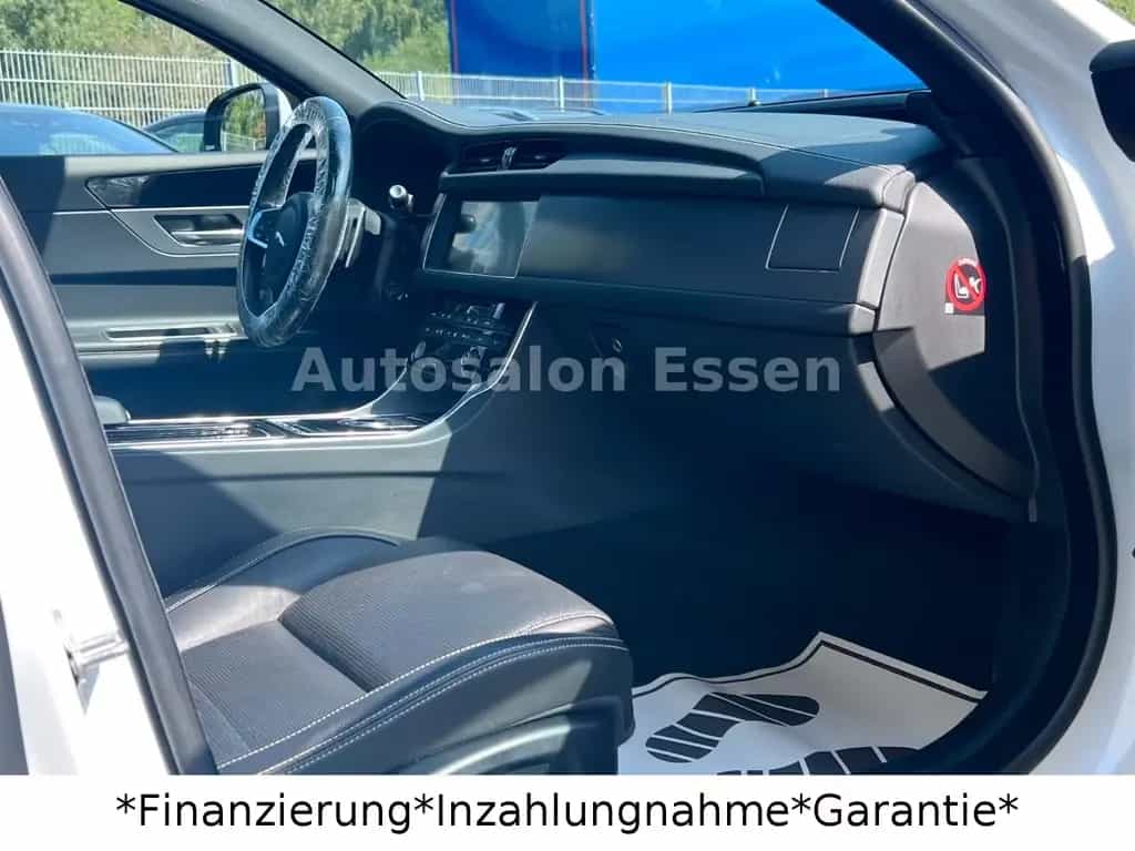 Jaguar XF Sportbrake R-Sport*LED*Pano* Black Pack* 01/2018-photo-24