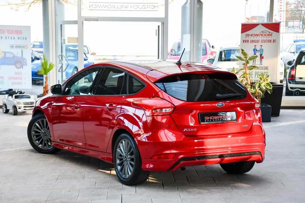 Ford Focus Lim. ST-Line Navi PDC 1. Hand nur 50tkm! 08/2017-photo-3
