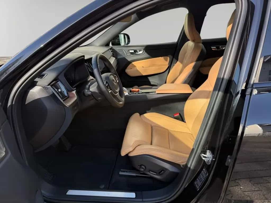 Volvo XC60 B5 B AWD Plus Dark Luftfahrwerk  360° Cam 07/2025-photo-9
