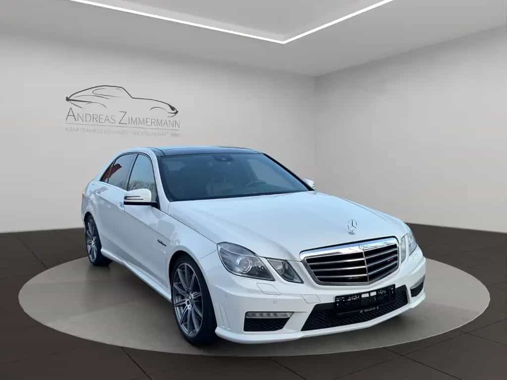Mercedes-Benz E 63 AMG 6.3 V8 SAUGER! PANO/CAM/KEY/HK7 04/2010-photo-1