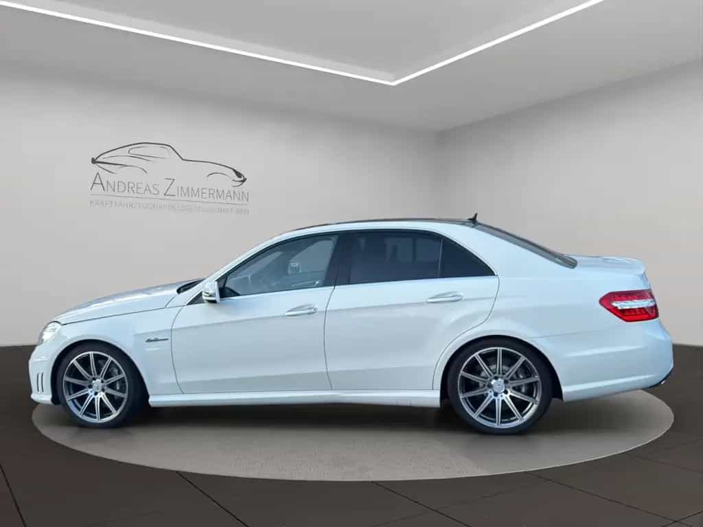 Mercedes-Benz E 63 AMG 6.3 V8 SAUGER! PANO/CAM/KEY/HK7 04/2010-photo-2