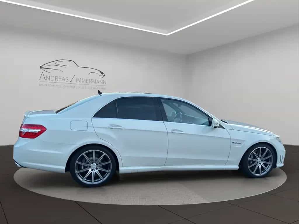 Mercedes-Benz E 63 AMG 6.3 V8 SAUGER! PANO/CAM/KEY/HK7 04/2010-photo-3