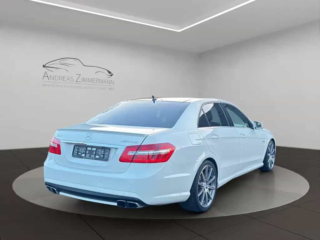 Mercedes-Benz E 63 AMG 6.3 V8 SAUGER! PANO/CAM/KEY/HK7 04/2010-photo-4