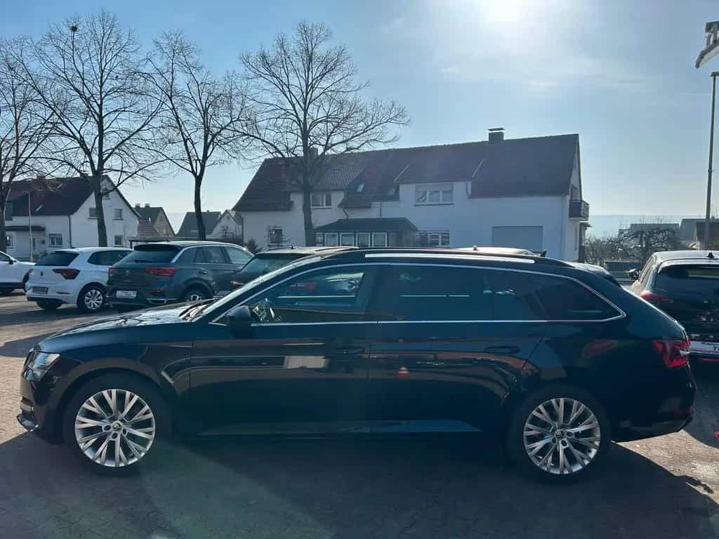 Skoda Superb Combi Ambition *NAVI*SHZ*AHK*Virtual* 12/2022-photo-1