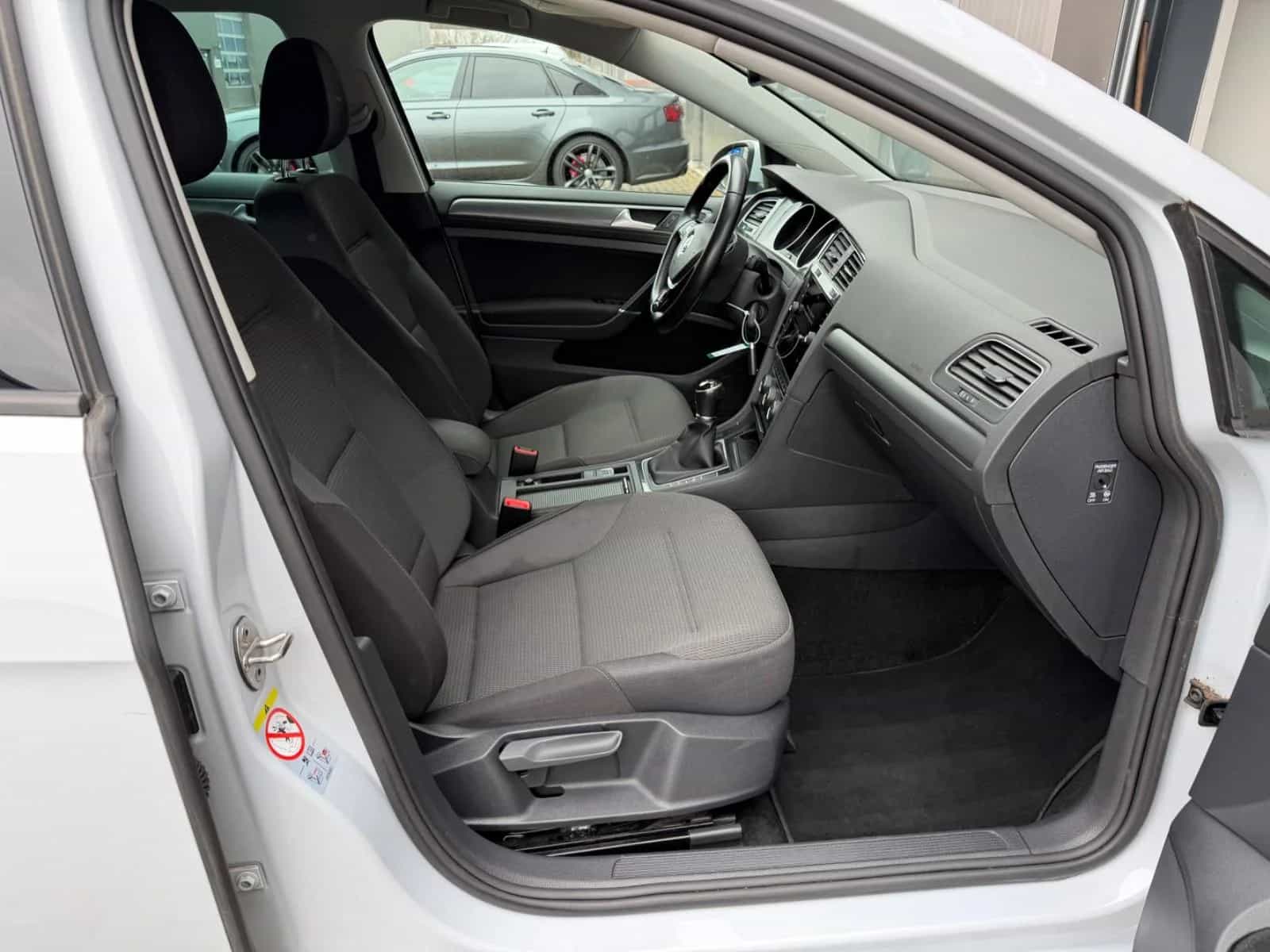 Volkswagen Golf 05/2017-photo-21