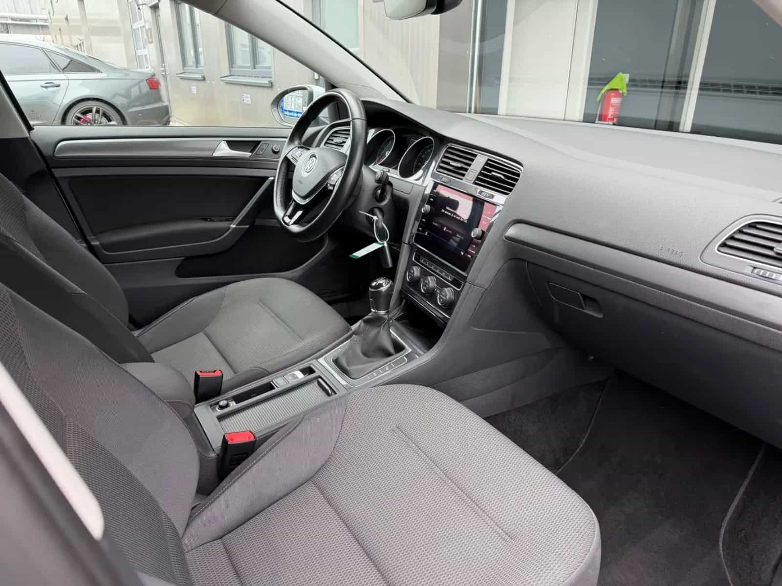 Volkswagen Golf 05/2017-photo-23