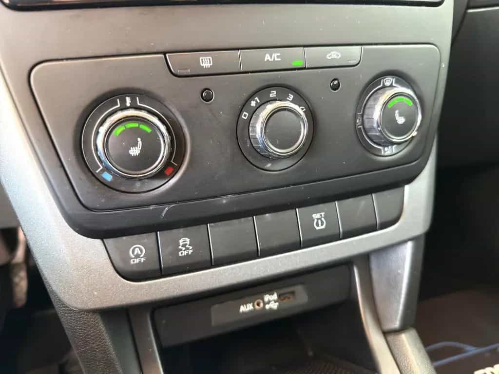 Skoda Yeti 1.2 TSI Autom*Klima*Sitzheiz*PDC*1.Hand 04/2017-photo-12