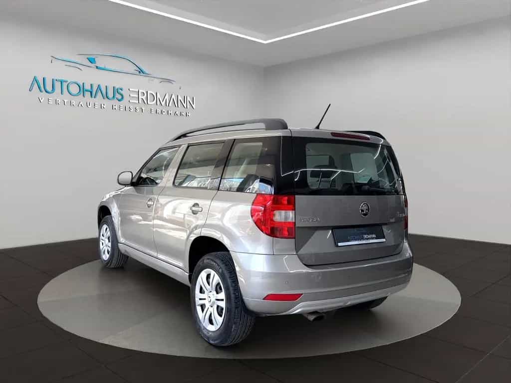 Skoda Yeti 1.2 TSI Autom*Klima*Sitzheiz*PDC*1.Hand 04/2017-photo-3