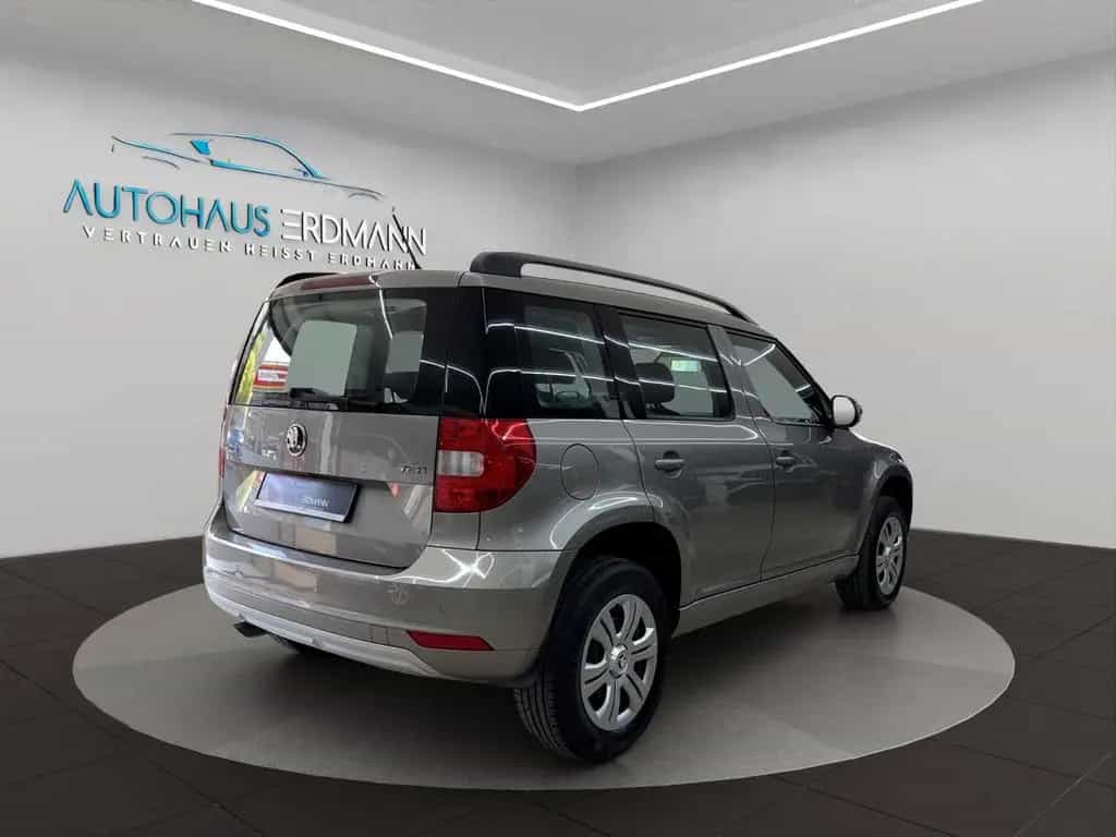 Skoda Yeti 1.2 TSI Autom*Klima*Sitzheiz*PDC*1.Hand 04/2017-photo-4