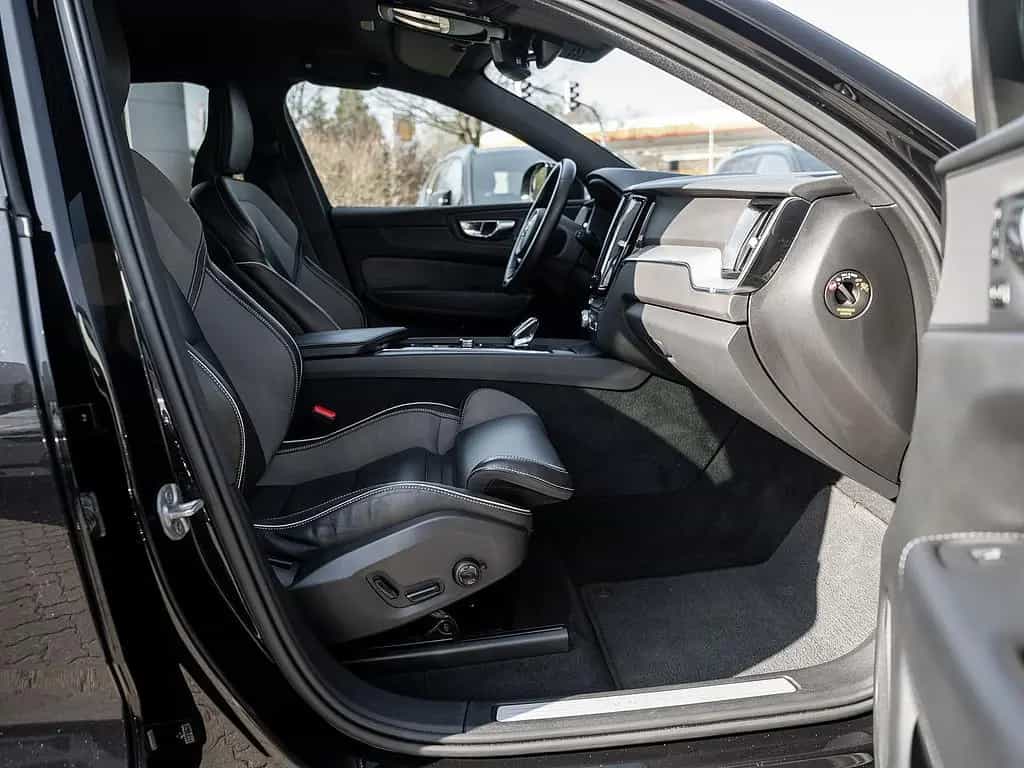 Volvo XC60 B4 Plus Dark 10/2022-photo-1