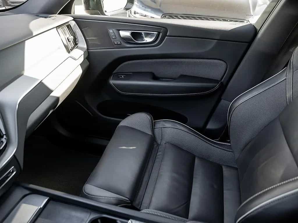 Volvo XC60 B4 Plus Dark 10/2022-photo-18