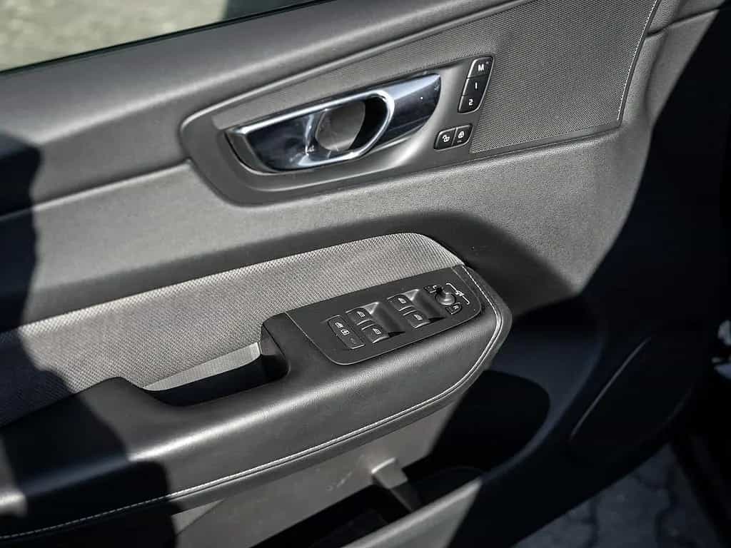 Volvo XC60 B4 Plus Dark 10/2022-photo-21