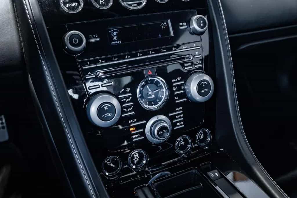 Aston Martin V12 Vantage S 03/2016-photo-36