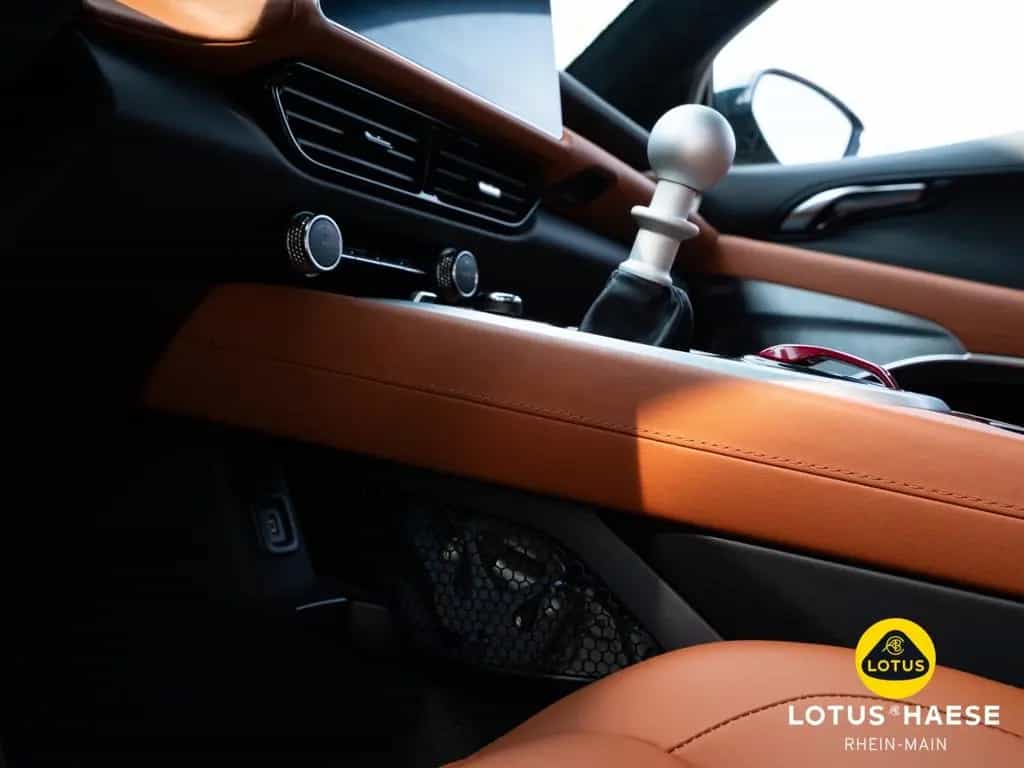 Lotus Emira V6 Dark Verdant - by LOTUS HAESE 05/2026-photo-27
