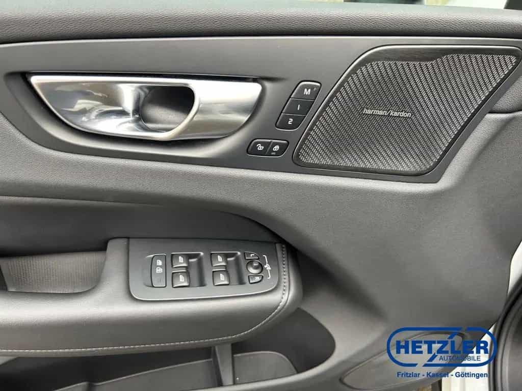 Volvo XC60 Plus Dark AWD B5 Benzin EU6d Leder Digitale 01/2025-photo-15