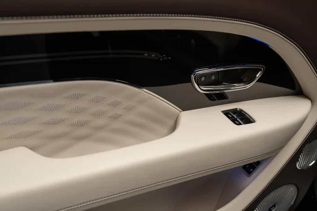 Bentley Bentayga 4.0 V8 EWB Azure 4WD Autom. 01/2024-photo-27