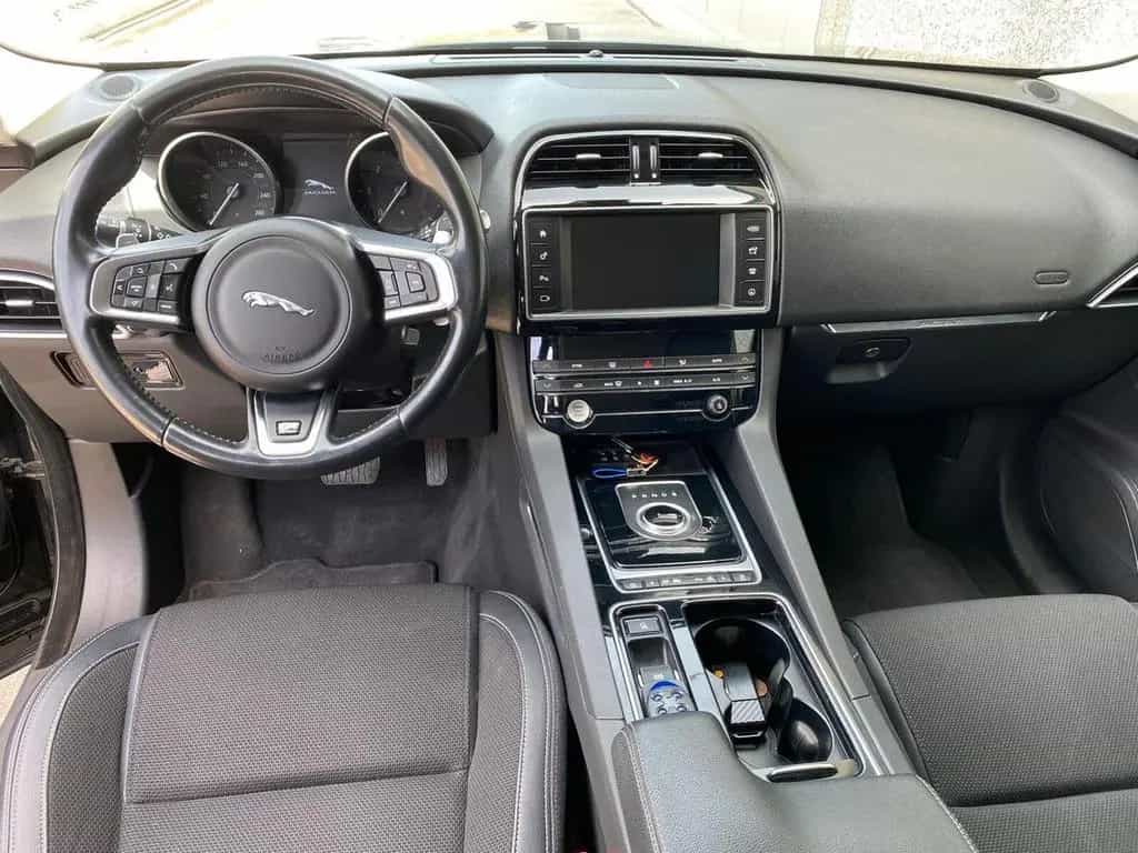 Jaguar F-Pace 2.0 D 240 CV AWD aut. R-Sport 03/2018-photo-4