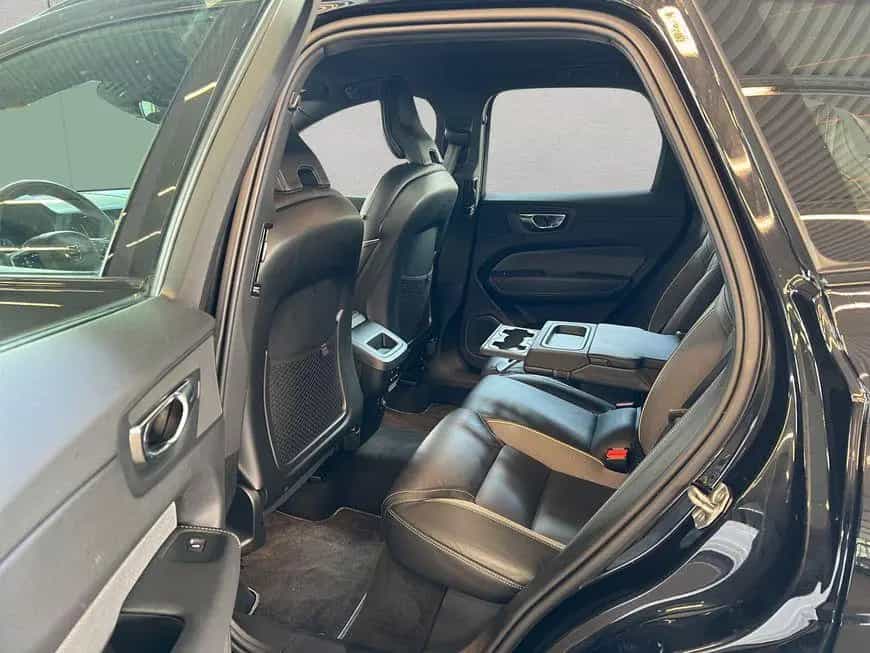Volvo XC60 B5 AWD R-Design Aut 360° PilotAssist BLIS 1 02/2020-photo-14