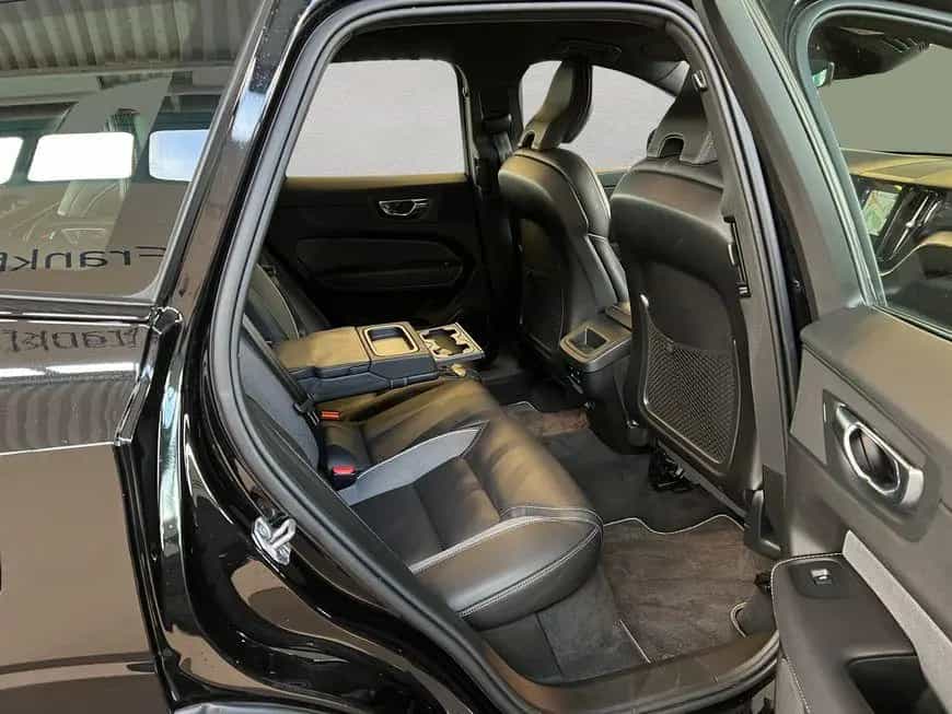 Volvo XC60 B5 AWD R-Design Aut 360° PilotAssist BLIS 1 02/2020-photo-19