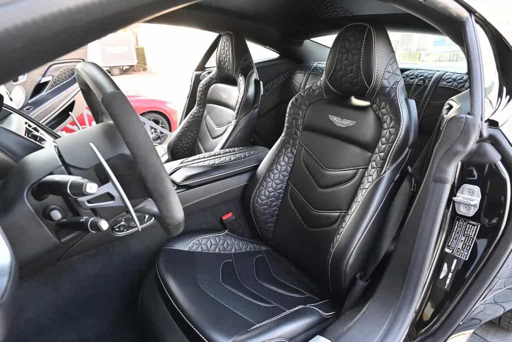 Aston Martin DBS /Carbonpaket Innen&Außen/SH&SL/1a/1.HD 04/2019-photo-18