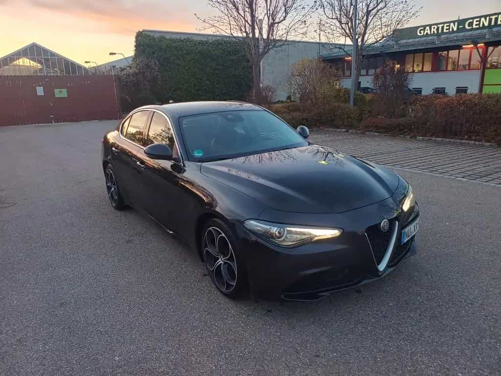 Alfa Romeo Giulia 2.2 Diesel 16V 132 kW 8fach Bereifung 11/2016-photo-1