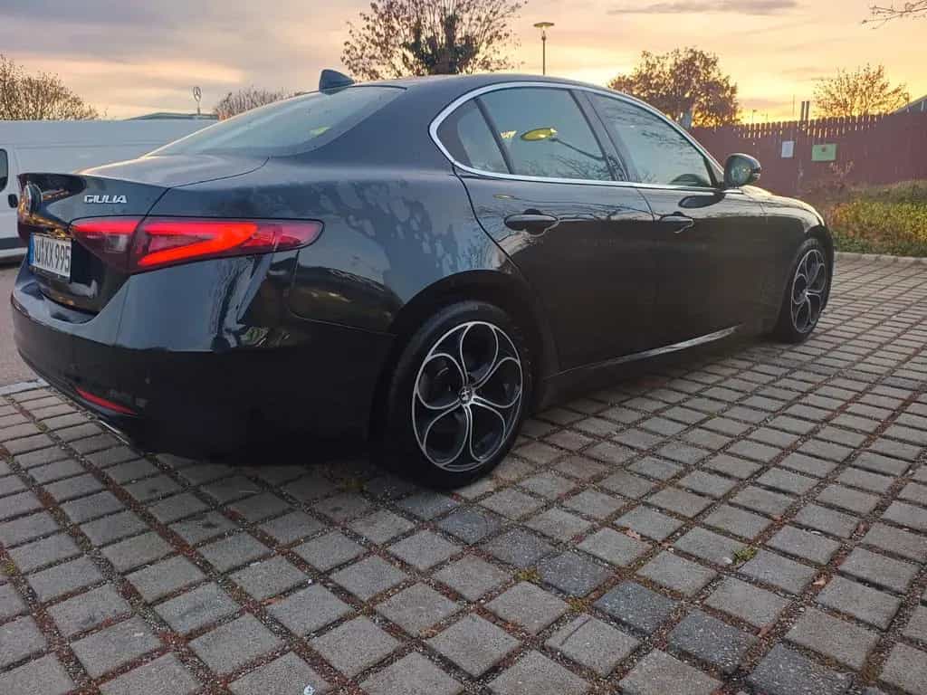 Alfa Romeo Giulia 2.2 Diesel 16V 132 kW 8fach Bereifung 11/2016-photo-3