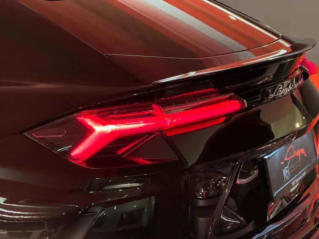 Lamborghini Urus /4.0 V8 650PS/1.HAND/PANO/22" & 23"/SERVICE! 09/2020-photo-23