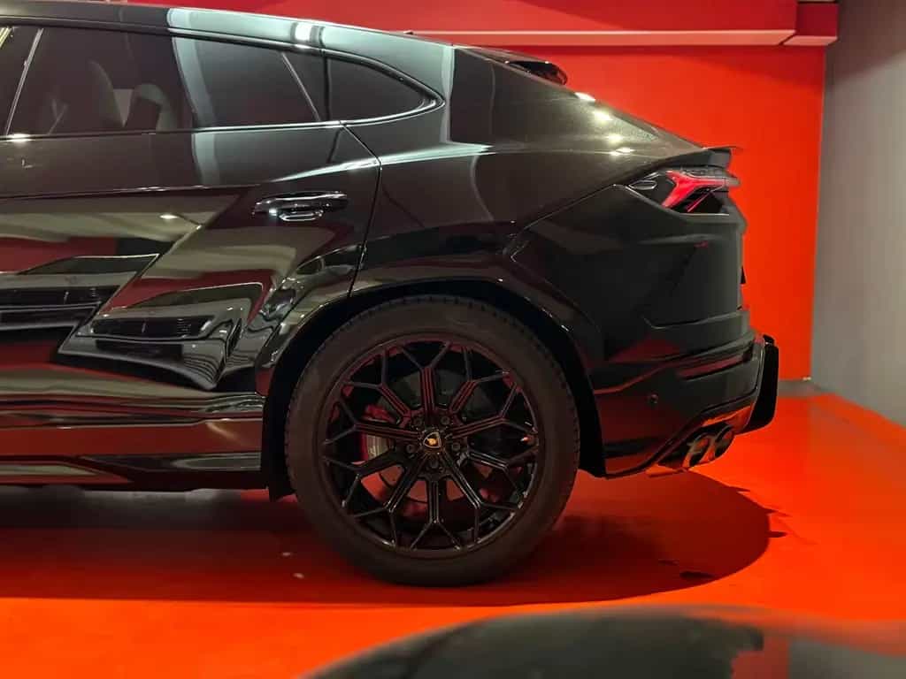 Lamborghini Urus /4.0 V8 650PS/1.HAND/PANO/22" & 23"/SERVICE! 09/2020-photo-3