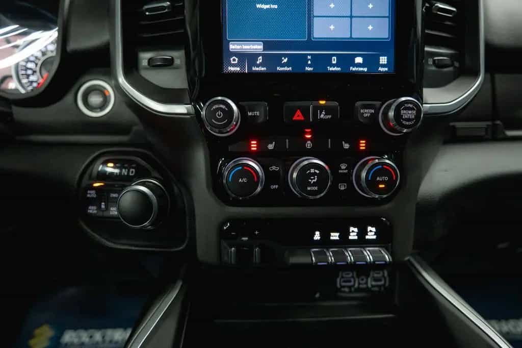 Dodge RAM 5.7 V8 HEMI 4x4 OFFROAD Night-Paket LONGBED 01/2022-photo-27