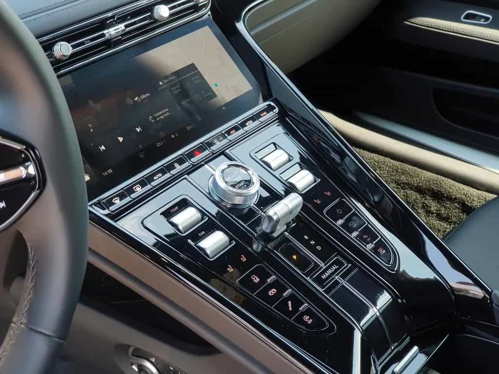 Aston Martin DB12 Coupe 4.0 V8 02/2025-photo-9