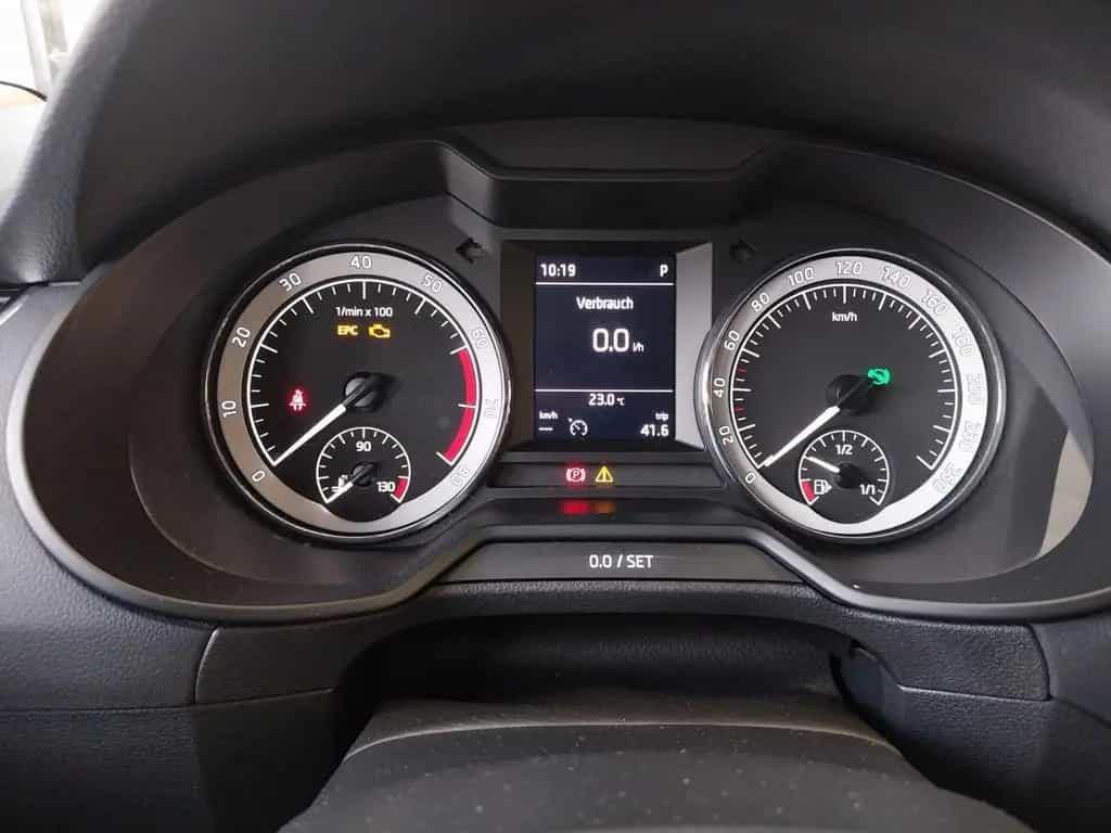 Skoda Octavia Style DSG Frontscheibehzg Lenkradhzg AHK 08/2018-photo-8