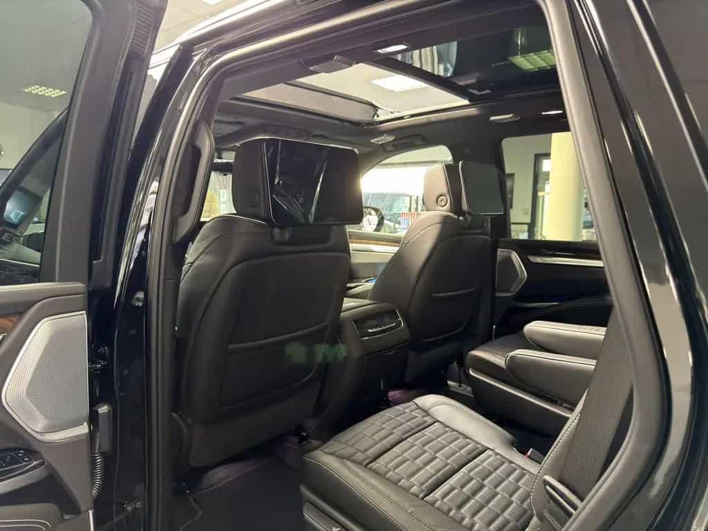 Cadillac Escalade Sport Platinum Black SUV 2026 22" AKG V null-photo-32