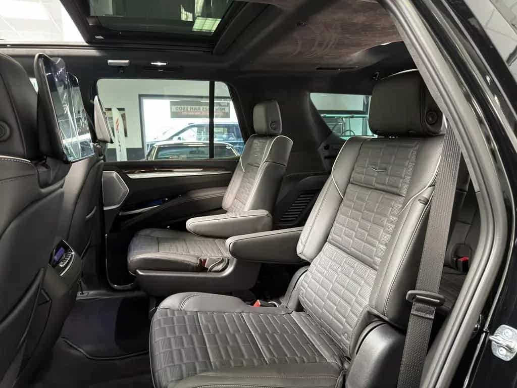 Cadillac Escalade Sport Platinum Black SUV 2026 22" AKG V null-photo-33
