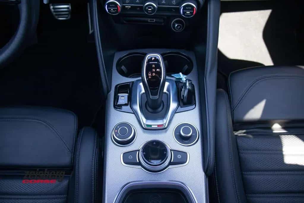 Alfa Romeo Giulia Veloce 2.0 Q4 280PS vom AR Vertragshändle 08/2023-photo-10
