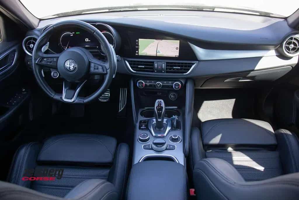 Alfa Romeo Giulia Veloce 2.0 Q4 280PS vom AR Vertragshändle 08/2023-photo-11